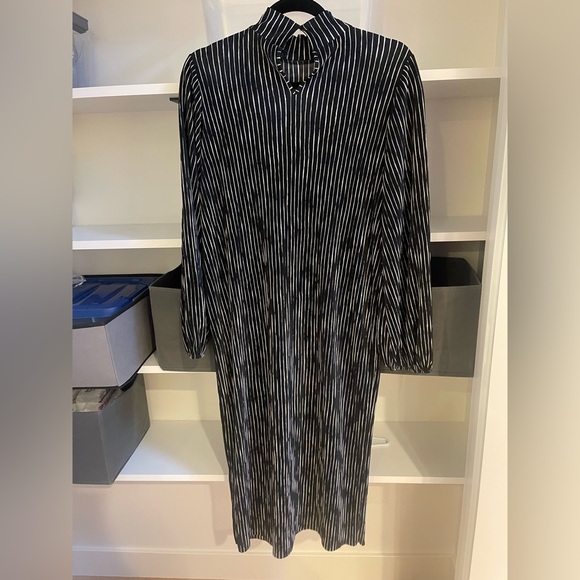 Zara black/white pleated maxi dress, can be cinched on waist - Picture 2 of 6